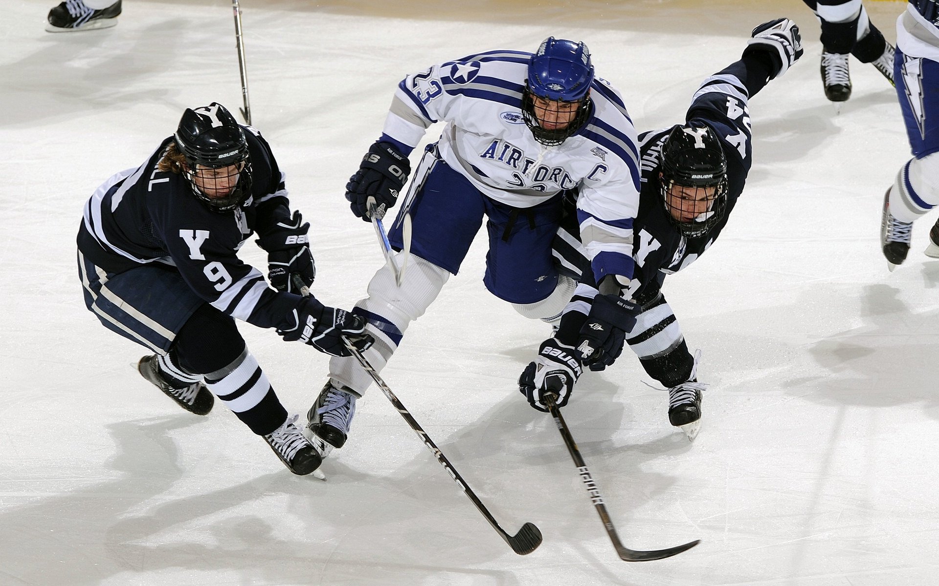 “赛季中途大换血,球迷期待新气象”,季后赛轮换