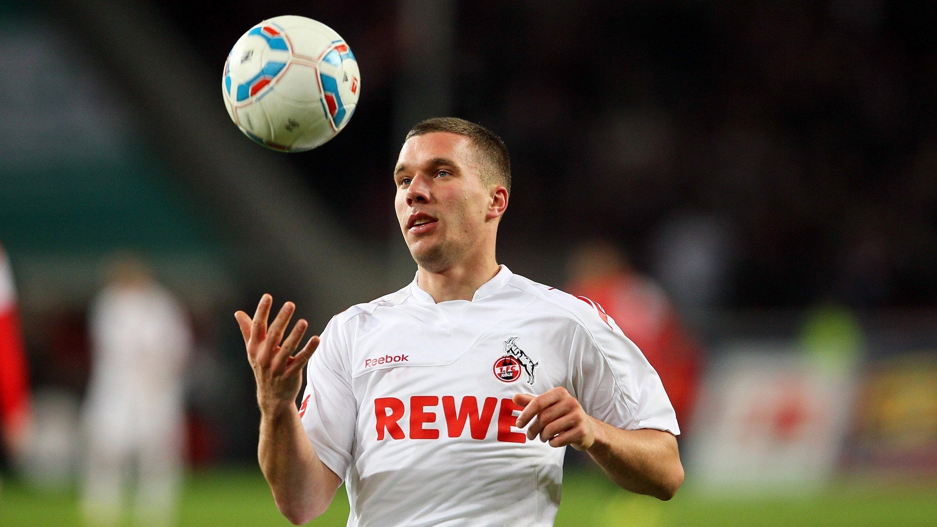 德甲球队建设虚拟战术模拟场景提升协同判断力,德甲场地